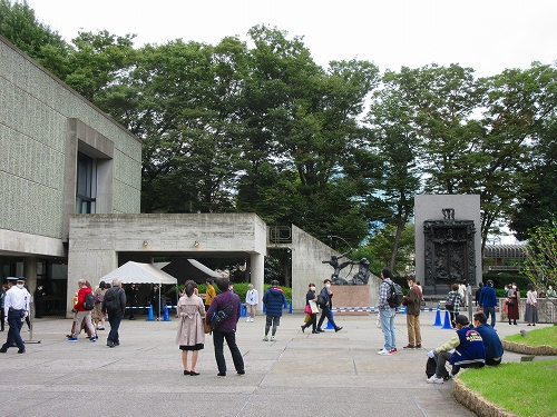 s-『国立西洋美術館』中庭～入口.jpg