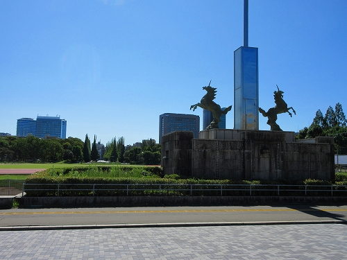 s-『聖徳記念絵画館』正門前からイチョウ並木(左)を望む.jpg