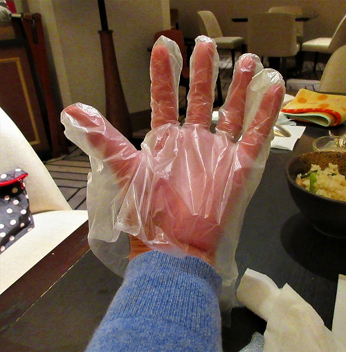 s-シェラトンホテル・ブッフェスタイルレストラン手袋使用.jpg